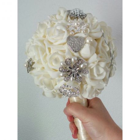Bouquet de mariée : la boule de roses et de broches