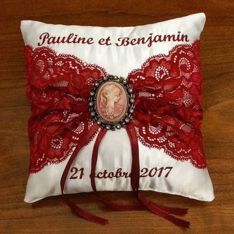 coussin porte-alliances / coussin d'alliances avec camae et dentelle dans les tons bordeaux