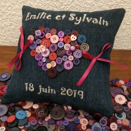 coussin porte-alliances en jeans avec des boutons