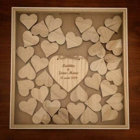 Le cadre à messages avec petits coeurs ou rondelles de bois Le cadre à messages avec petits coeurs ou rondelles de bois