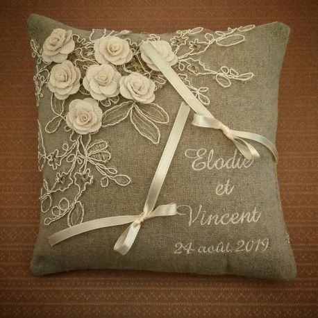 coussin de mariage en lin avec de la dentelle et des petites roses ivoires coussin de mariage en lin avec de la dentelle et des petites roses ivoires