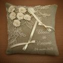 coussin de mariage en lin avec de la dentelle et des petites roses ivoires