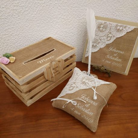 Coussin porte-alliances en toile de jute recouvert d'une dentelle, accompagné de son livre d'or et de son urne de mariage caget Coussin porte-alliances en toile de jute recouvert d'une dentelle, accompagné de son livre d'or et de son urne de mariage caget