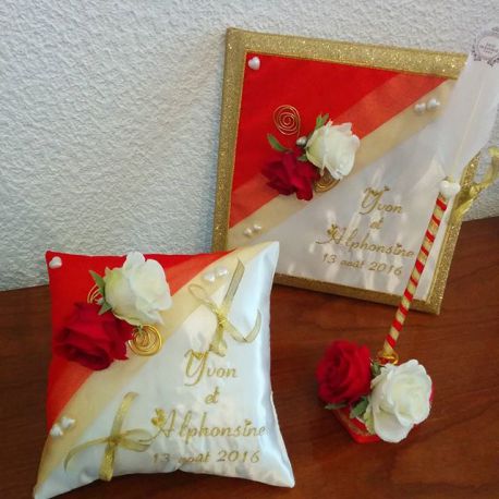 Lot mariage ton rouge et or thème fleurs, les roses : coussin, livre et porte stylo Lot mariage ton rouge et or thème fleurs, les roses : coussin, livre et porte stylo